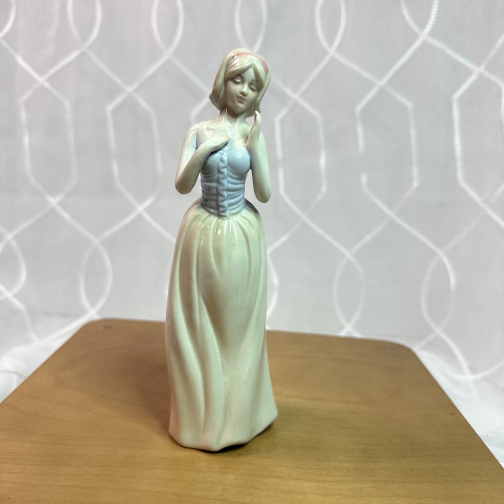 VTG GREENBRIER International LADY Figurine Le Belle du Bal LLADRO Style